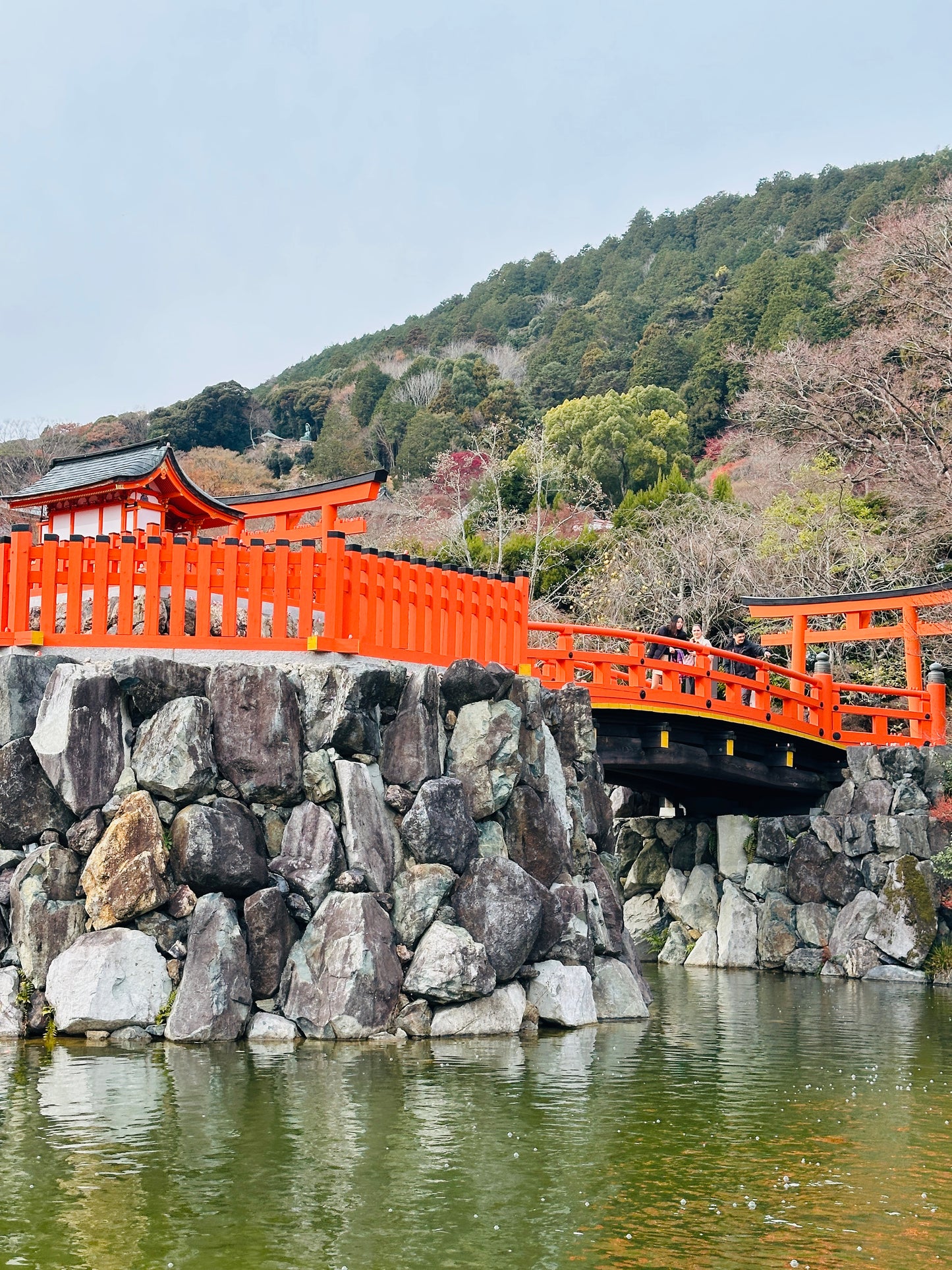 MINOH: Katsuoji, Ryanji y Cascada.