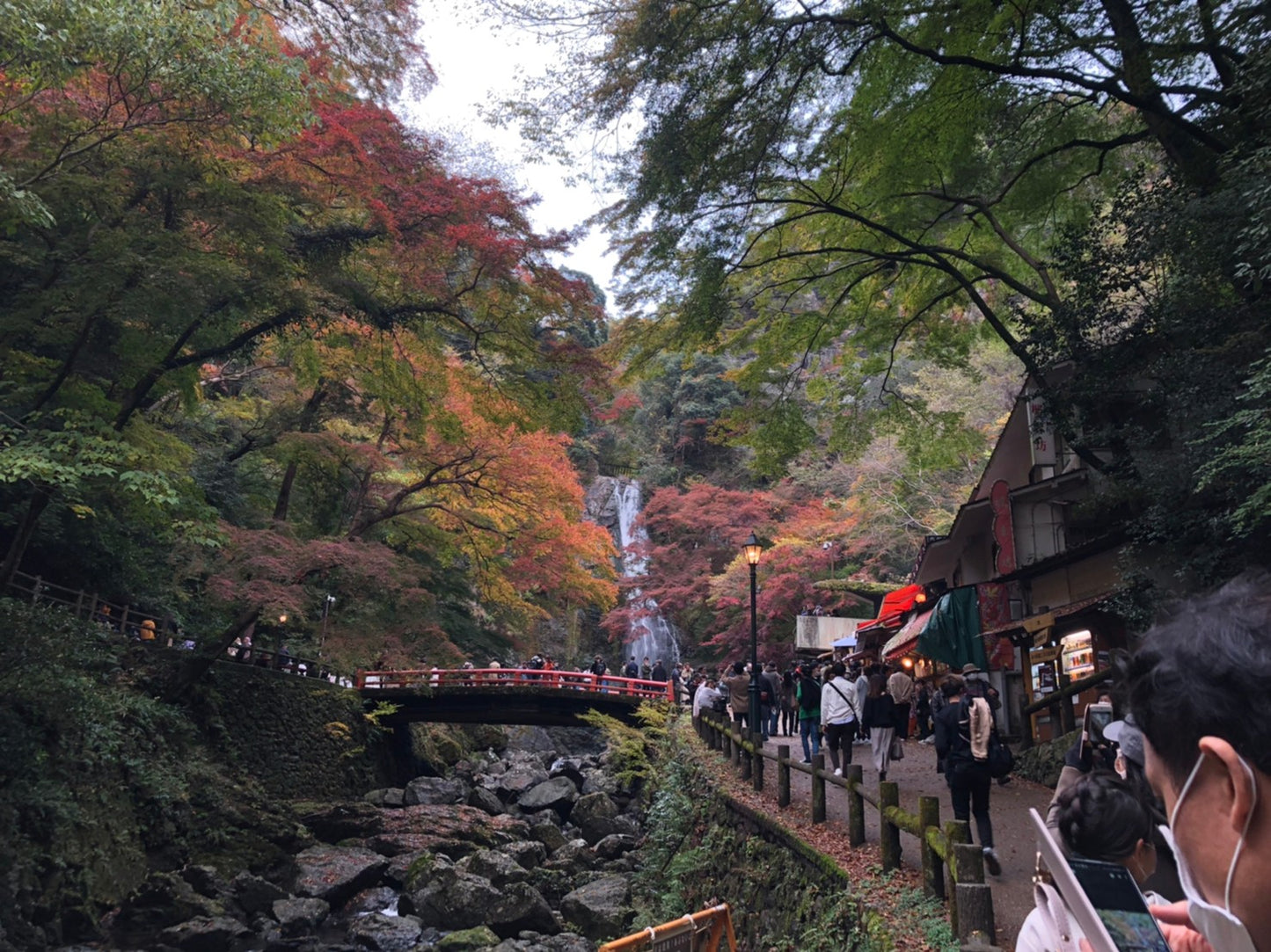 MINOH: Katsuoji, Ryanji y Cascada.